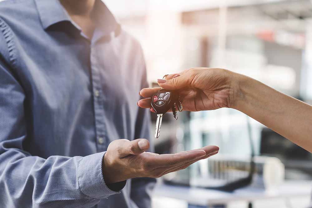 Personne louant une voiture